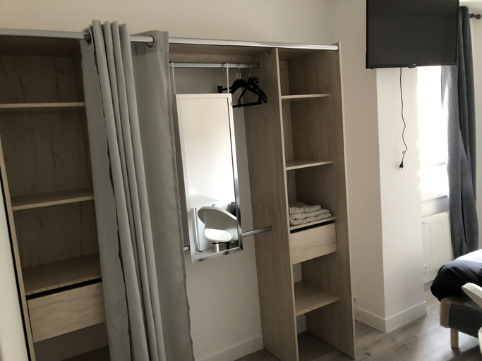 Bedroom 5, Evry Time, Essonne