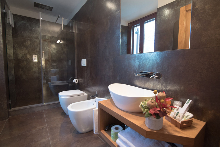Bathroom 4, Borgo Pallavicini Mori, Rome