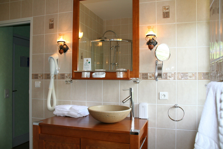 Bathroom 5, Le Relais des 5 Chateaux, Dordogne
