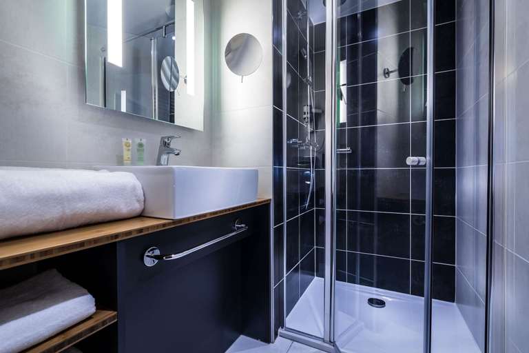 Bathroom 4, Best Western Plus Suitcase Paris La Defense, Hauts-de-Seine