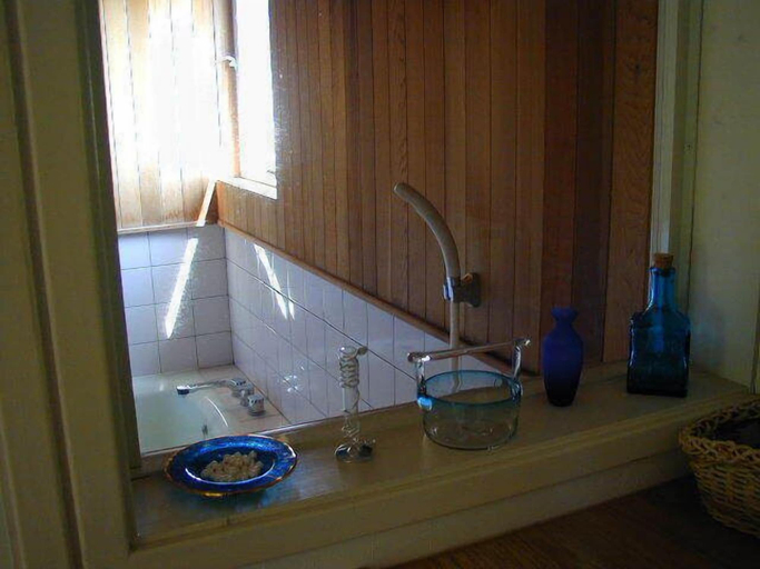 Bathroom 3, Blue in Green, Hokuto