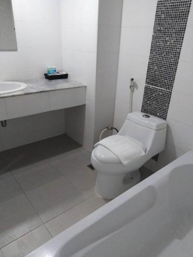 Bathroom 5, Merlin Grand Hotel Hat Yai, Hat Yai