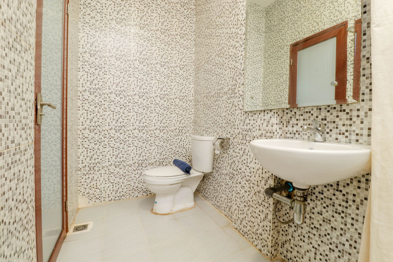 Bathroom 4, Blitz Hotel Batam Near Sultan Mahmud Ri'ayat Shah Mosque, Batam