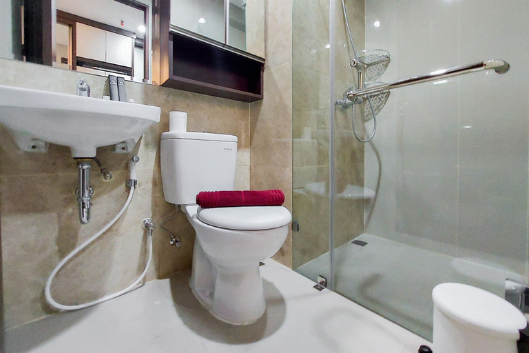 Bathroom 5, Best Deal and Comfy Studio at Transpark Bintaro Apartment By Travelio, South Tangerang