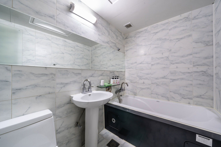 Bathroom 5, Q Hotel, Paju