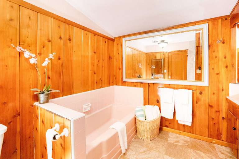 Bathroom 3, The Kern Lodge, Kern