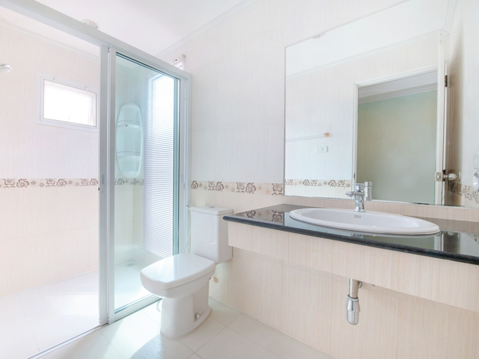 Bathroom 3, Blooming Hill Boutique Suites, Pattaya