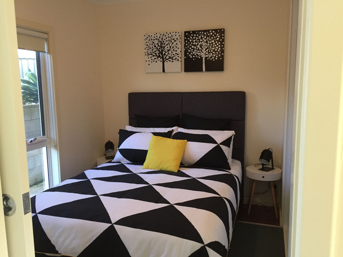 Bedroom 2, Lyreen's Apartment B&B, Clare and Gilbert Valleys