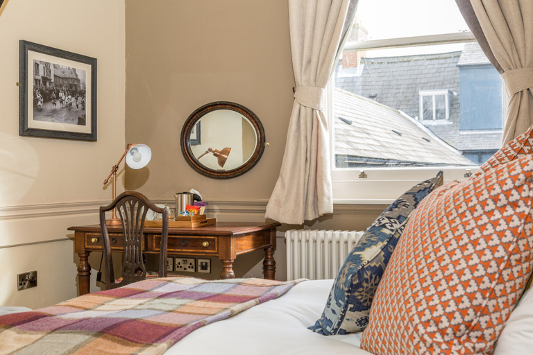 Bedroom 2, The Bull Hotel, Milton Keynes