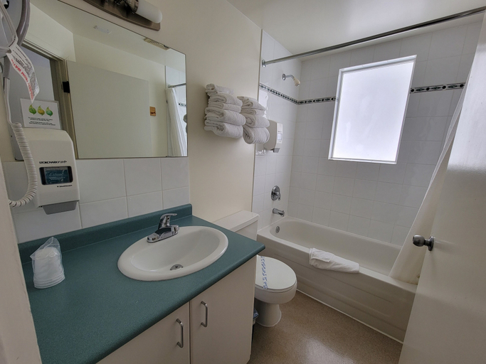 Bathroom 3, Mountain Springs Motel, East Kootenay