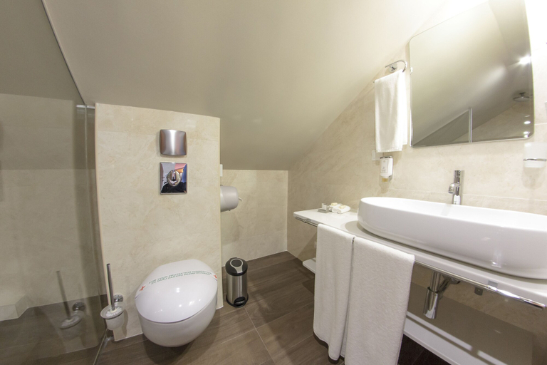 Bathroom 4, Porto In Hotel