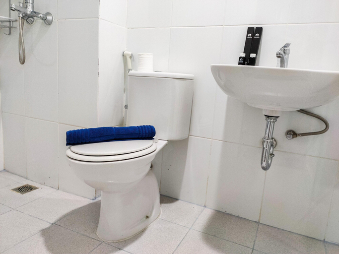 Bathroom 5, Compact and Cozy Tamansari Mahogany Studio Apartment By Travelio, Karawang
