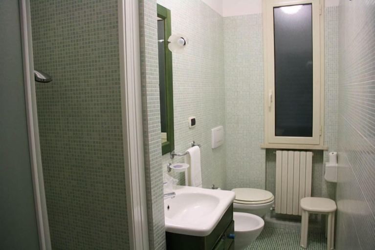 Bathroom 5, Hotel Sole, Teramo