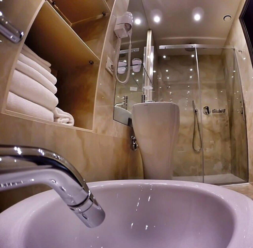 Bathroom 5, Park Hotel, Brescia