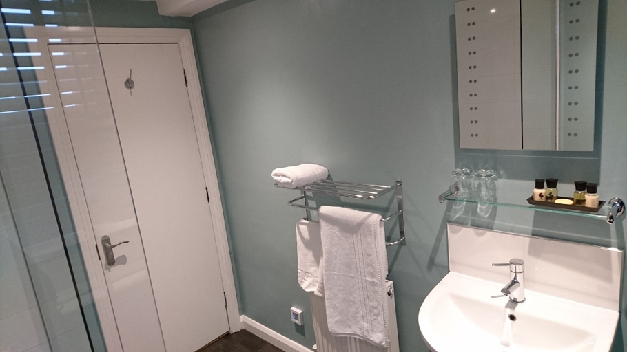 Bathroom 4, Angel Hotel, Surrey