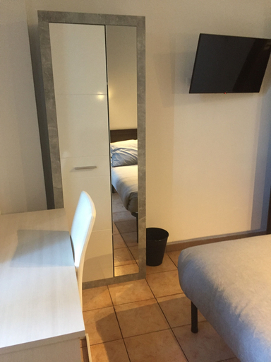Bedroom 3, Bakirooms, Roma