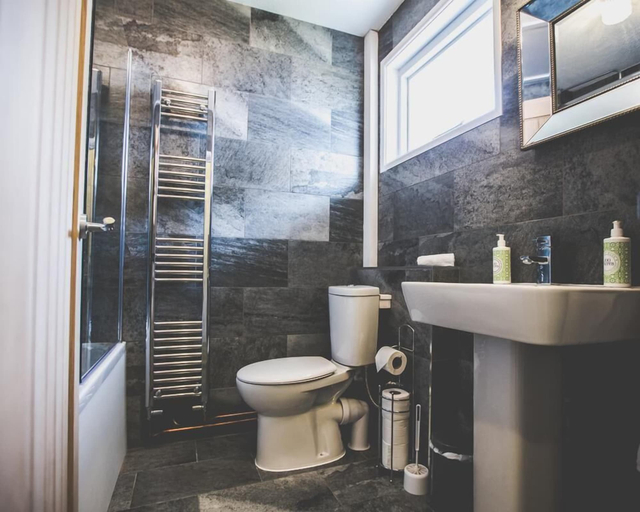 Bathroom, The Wild Hare, Monmouthshire