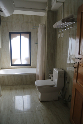 Bathroom, Hotel Golden Roots, Chang