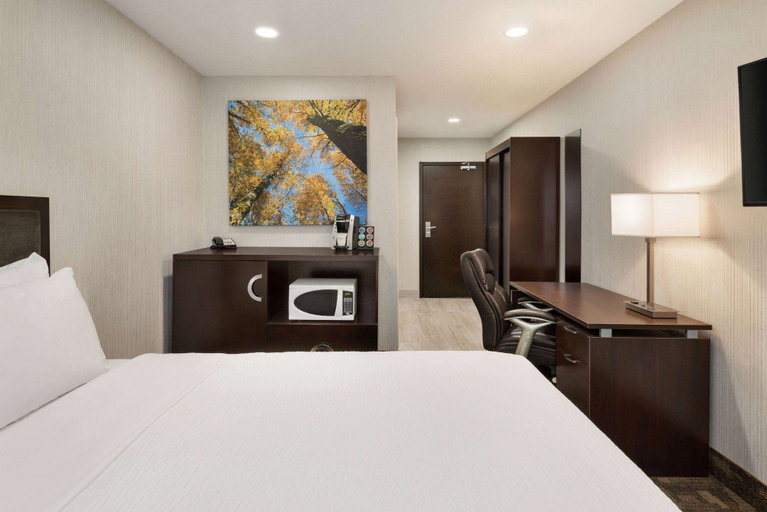 Bedroom 3, Days Inn by Wyndham Wainwright, Division No. 7
