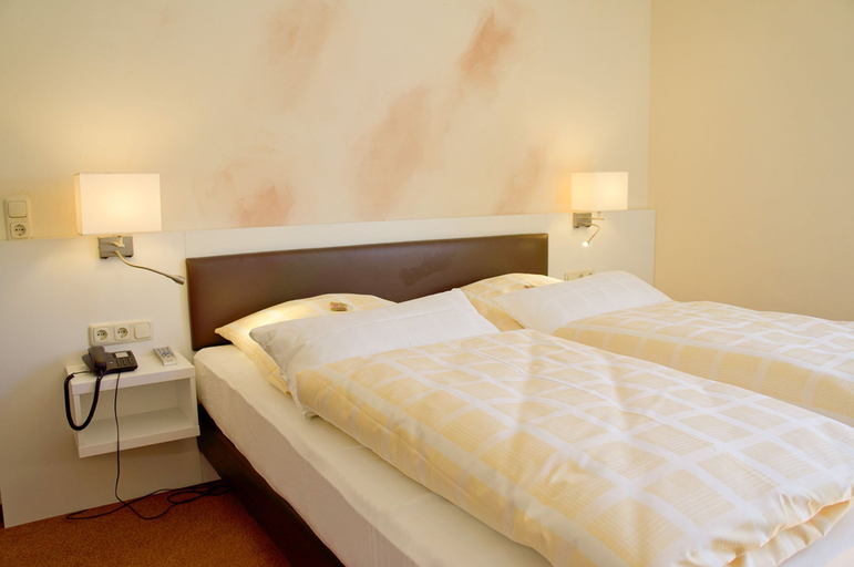 Bedroom 4, Hotel-Restaurant Kastanienhof Lauingen, Dillingen an der Donau