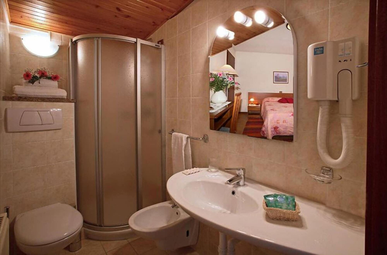 Bathroom 3, Albergo Miramonti, Udine