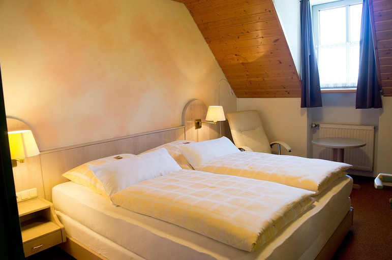 Bedroom 2, Hotel-Restaurant Kastanienhof Lauingen, Dillingen an der Donau