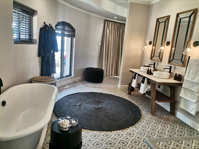 Bathroom 5, Hartford House, Umgungundlovu