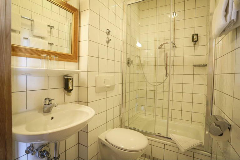 Bathroom 5, Hotel Brauereigasthof Fuchs, Augsburg