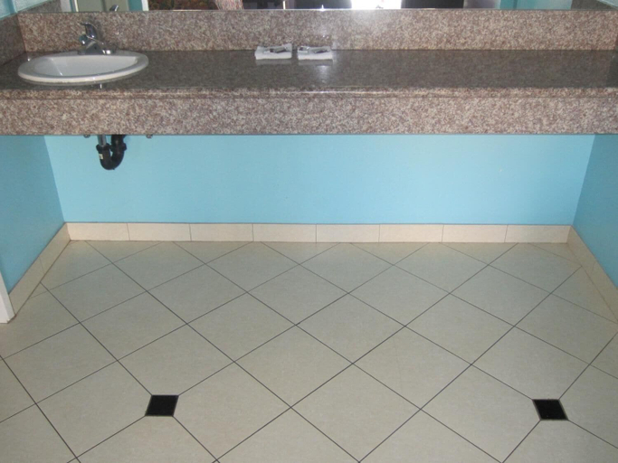 Bathroom 4, Starlight Inn Van Nuys, Los Angeles