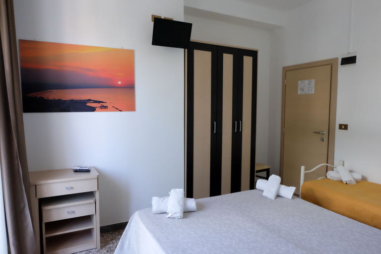 Bedroom 3, Beach Hotel Clerice, Rimini