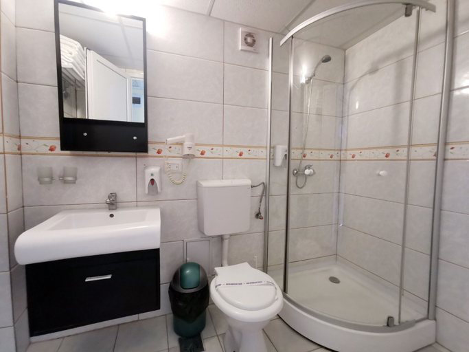 Bathroom 4, Hotel Fortuna, Tuzla