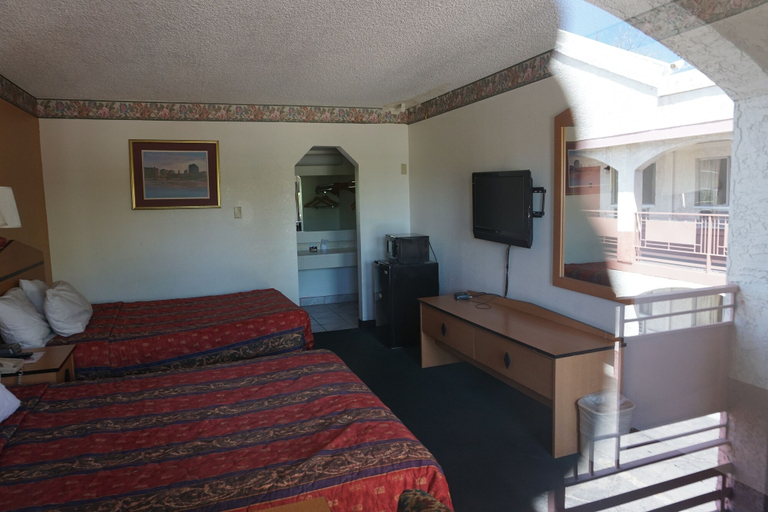 Bedroom 2, night Inn, Gila