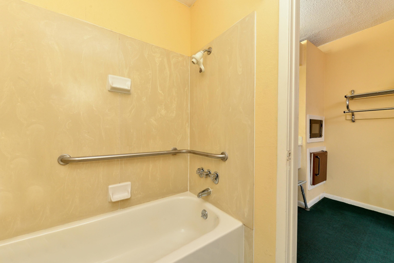 Bathroom 4, Americas Best Value Inn Meridian, Lauderdale