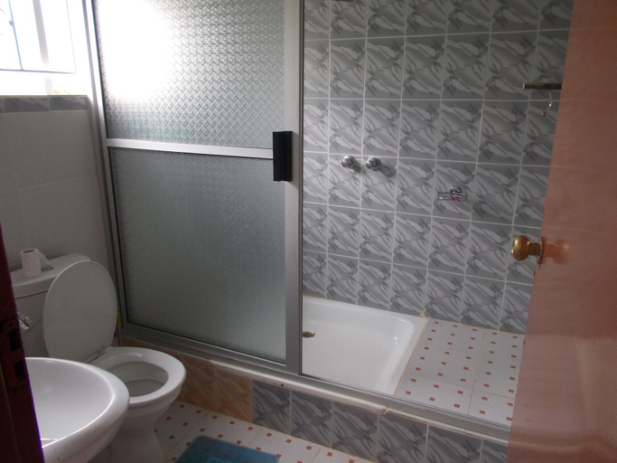 Bathroom 3, Shema Guest Lodge, Lusaka