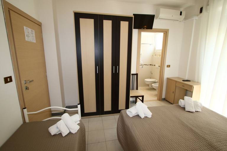 Bedroom 2, Beach Hotel Clerice, Rimini