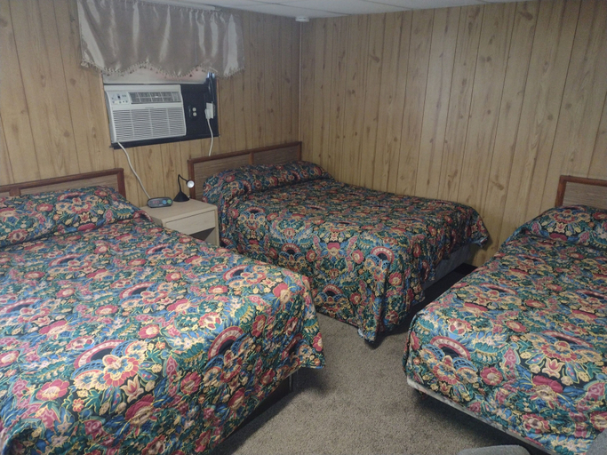 Bedroom 3, Davis Motel, Mahoning