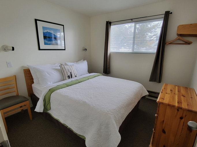 Bedroom 2, Mountain Springs Motel, East Kootenay