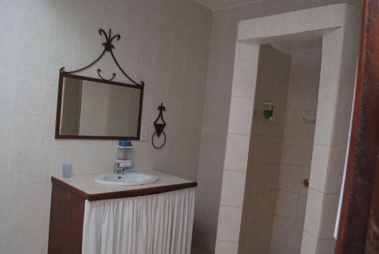 Bathroom 4, Roc Heights Lodge, Kanifing