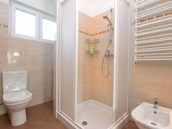 Bathroom 4, House 385, Pula