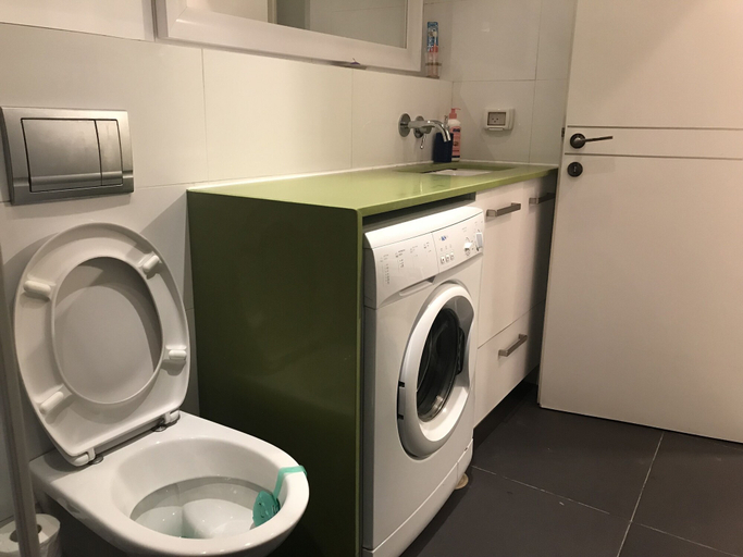 Bathroom 3, 2Rooms Perfect Location 1Min to Beach