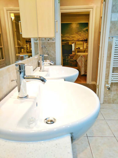 Bathroom 5, Glendevon House Hotel, London