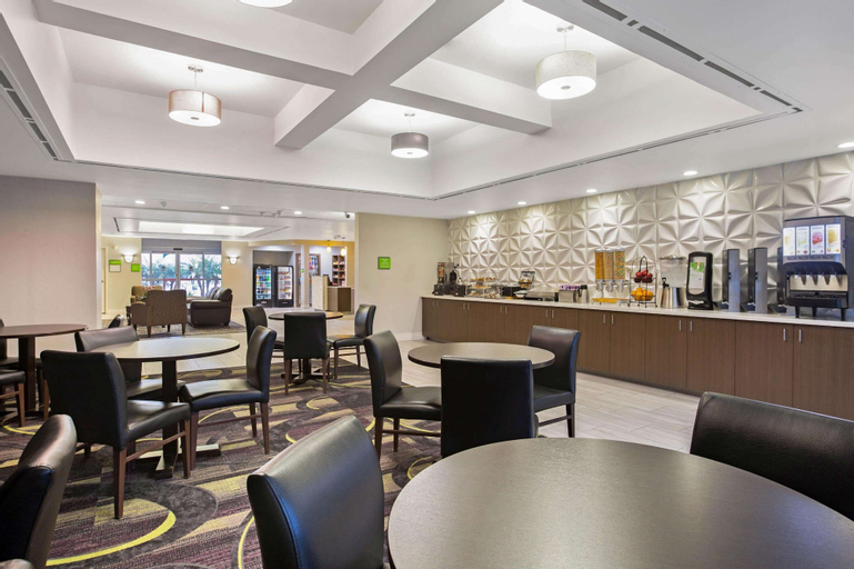 Food & Drinks 5, La Quinta Inn & Suites by Wyndham Visalia/Sequoia Gateway, Tulare