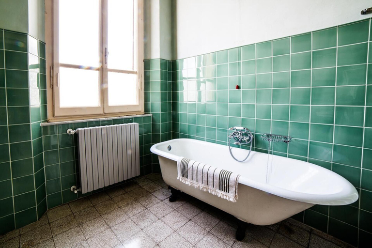 Bathroom 4, Villa Moorings, Lucca