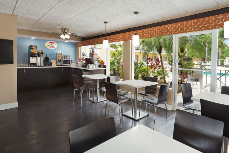 Food & Drinks 5, Super 8 by Wyndham Ellenton Bradenton Area, Manatee