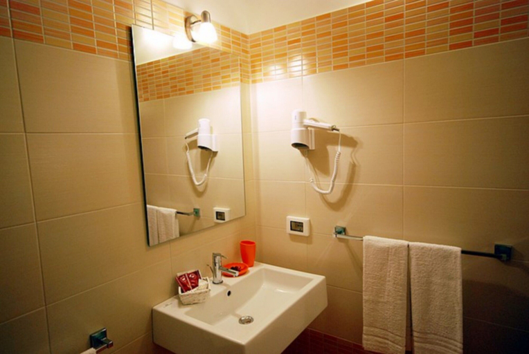 Bathroom 5, Trigrana Vacanze Hotel, Trapani