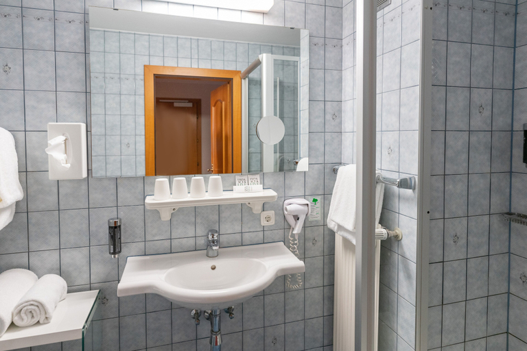 Bathroom 4, Cityhotel Trumer Stube, Salzburg