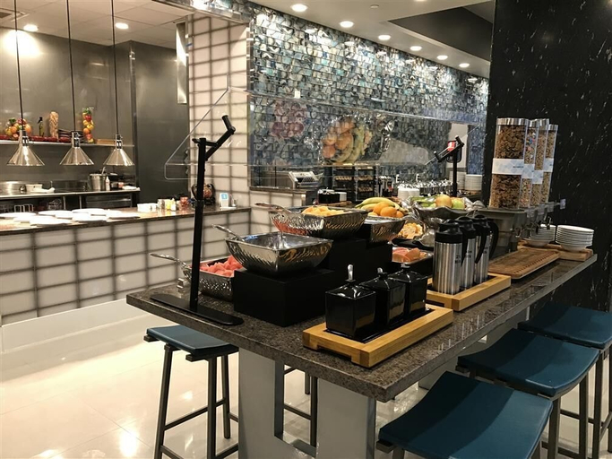 Food & Drinks 5, Hilton Garden Inn Wichita Downtown, Sedgwick