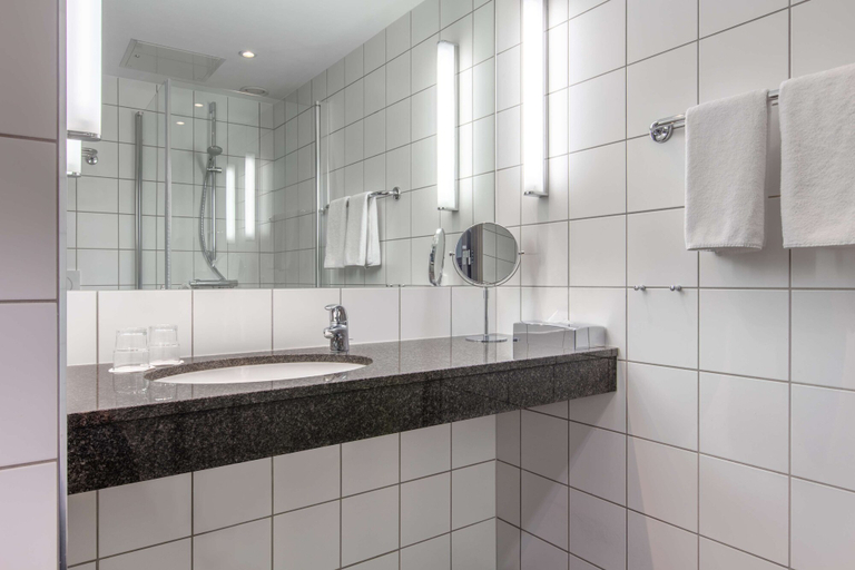Bathroom 4, Radisson Blu Metropol Hotel, Helsingborg, Helsingborg
