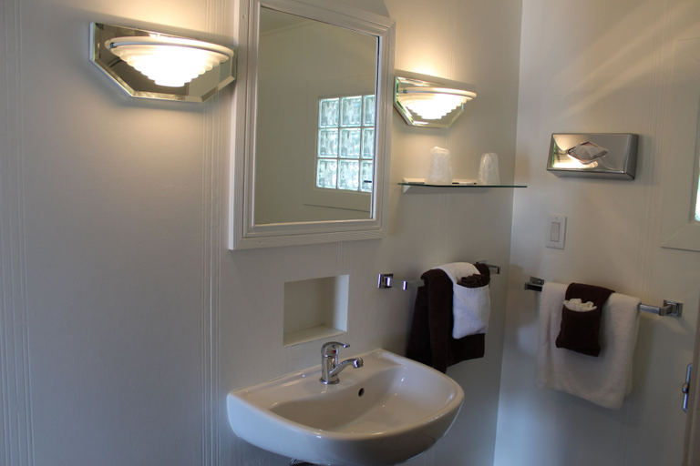 Bathroom 3, Nomad motel, Thompson-Nicola
