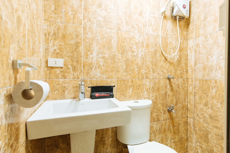 Bathroom 3, RedDoorz Plus near Strawberry Farm Baguio, La Trinidad